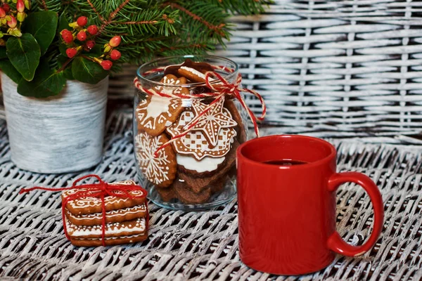 Kırmızı sıcak kakao fincan. Noel tarzı. Gingerbread kırmızı kurdele bağlı.