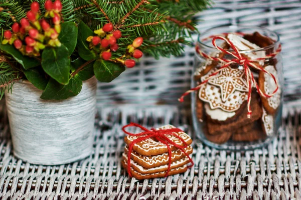 红色圣诞节装饰和堆传统姜饼饼干特写 — 图库照片