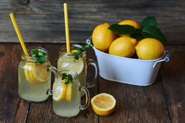 Dos Vasos Tarro Albañil Limonada Casera Sobre Fondo Rústico Madera —  Fotos de Stock