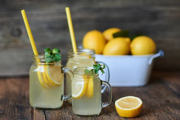 Limonata Fatta Casa Con Menta Ghiaccio Vasi Massone Limonata Uno — Foto Stock