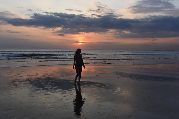 Vrouw Lopen Weg Het Strand Zwarte Silhouet Van Een Jonge — Stockfoto