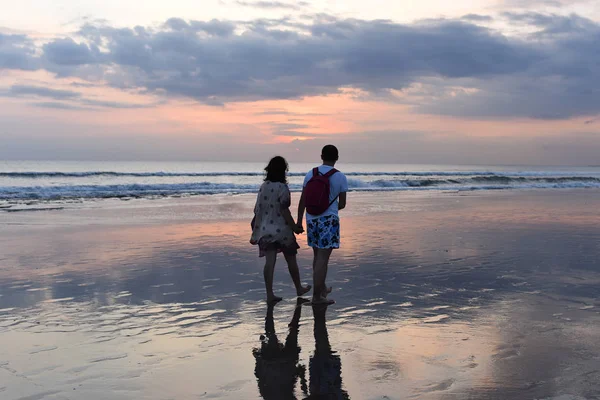 Silueta Pareja Romántica Amor Caminando Por Playa Fondo Brillante Puesta — Foto de Stock