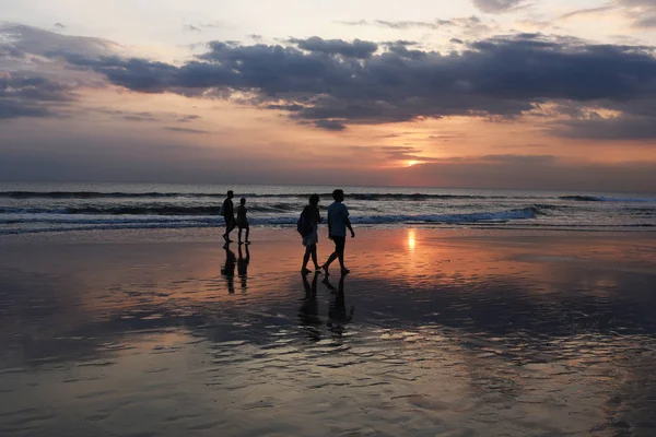 Siluet romantik çift parlak gün batımı arka plan sahilde yürürken seviyorum. Mutlu genç çift Okyanusu günbatımı seyahat sırasında zevk. Yaz plaj tatil insanlar. Tatil kavramı. 