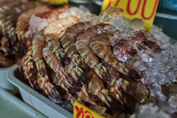 Raw Obří Krevety Prodej Rybí Pult Zblízka Čerstvé Syrové Krevety — Stock fotografie