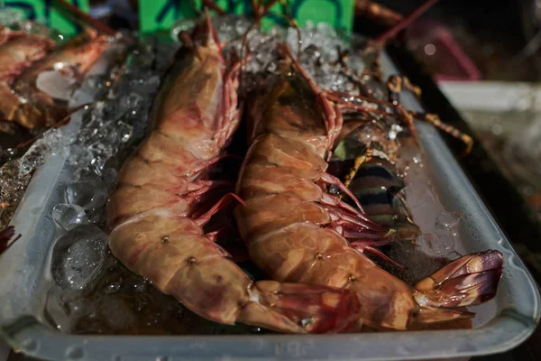 Camarão Gigante Cru Para Venda Balcão Peixes Feche Camarões Crus — Fotografia de Stock