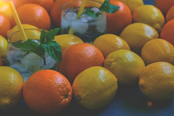 Hälsosamma Livsmedel Begreppet Att Göra Sommaren Svalkande Lemonad Apelsiner Citroner — Stockfoto