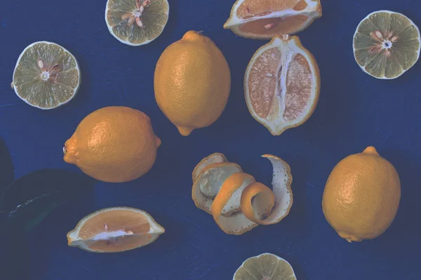 Ovansida Nymalen Klippa Halva Och Hela Citroner Rustika Trä Bakgrund — Stockfoto