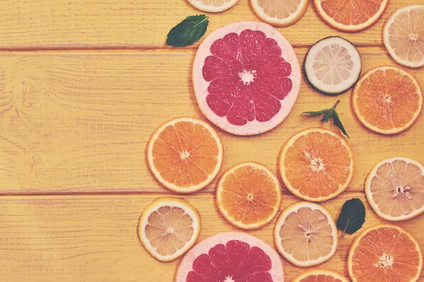 Skivade Citrusfrukter Ovanifrån Bakgrund Några Olika Färgglada Citrus Skivor Begreppet — Stockfoto