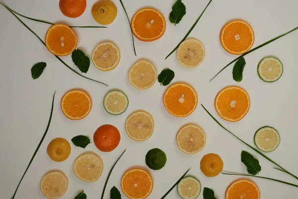 Ovanifrån Bitar Citron Lime Och Orange Med Lämnar Isolerade Vit — Stockfoto
