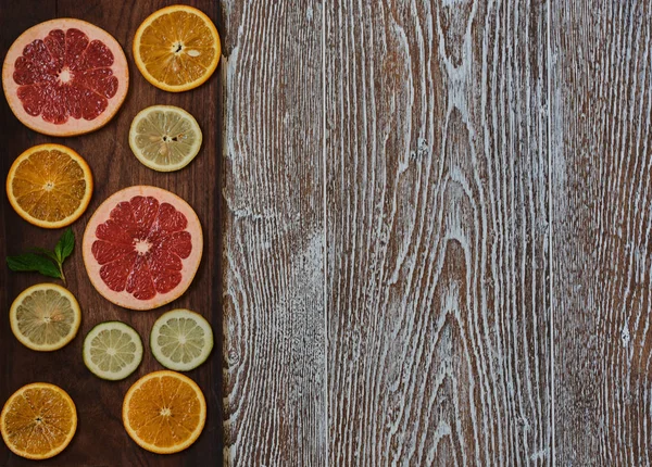 Mängd Skivade Citrusfrukter Apelsin Grapefrukt Citron Brun Trä Ombord Ovanifrån — Stockfoto
