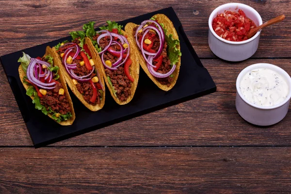 Taze sebze, parçaları ile Meksika geleneksel börek tabağı ile ahşap masanın üzerinde yatan kalori öğle yemeği için Mısır ve tavuk eti