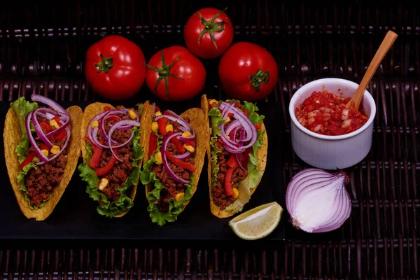 在餐厅为晚餐准备了传统的墨西哥玉米饼和热量成分 成熟的红色西红柿 紫罗兰洋葱 Tabl 上的多汁石灰 — 图库照片