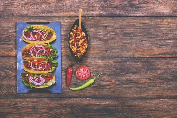 Traditionell Gekochtes Mexikanisches Gericht Mit Frischem Gemüse Und Scharfem Hackfleisch — Stockfoto