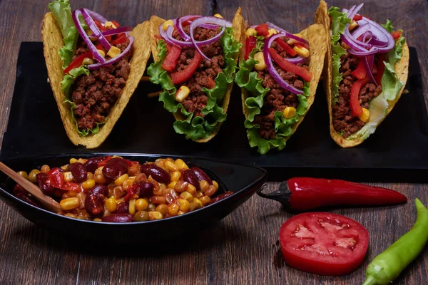 Domates, yeşil salata, mor soğan ve karanlık tra Mısır kırmızı taşlarla lezzetli cips tortilla cips içinde closeup görüntü