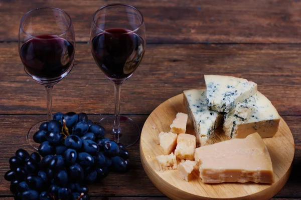 Pár Sklenic Polosladké Chardonnay Pro Degustaci Retro Stůl Tmavě Modrá — Stock fotografie