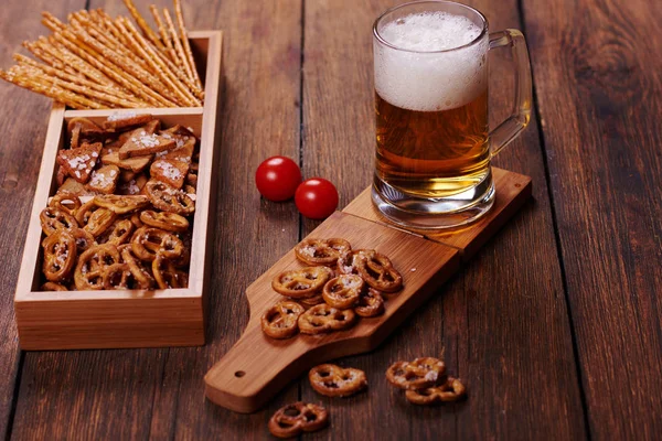 Bandeja Madeira Com Pedaços Pretzels Tradicionais Cerveja Gelada Refrescante Vidro — Fotografia de Stock
