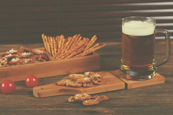 Cerveja Lager Refrescante Vidro Que Está Placa Madeira Com Pretzels — Fotografia de Stock