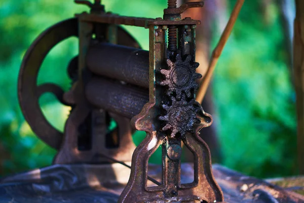 废弃的棕榈油出版社 绿色景观中压榨棕榈油的旧铁压机 — 图库照片