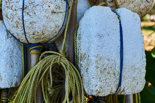 Pesca Galleggia Appeso Muro All Aperto Galleggianti Plastica Espansa Bianca — Foto Stock
