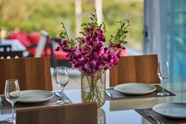 Ресторан Стіл Біля Вікна Купою Квітів — стокове фото