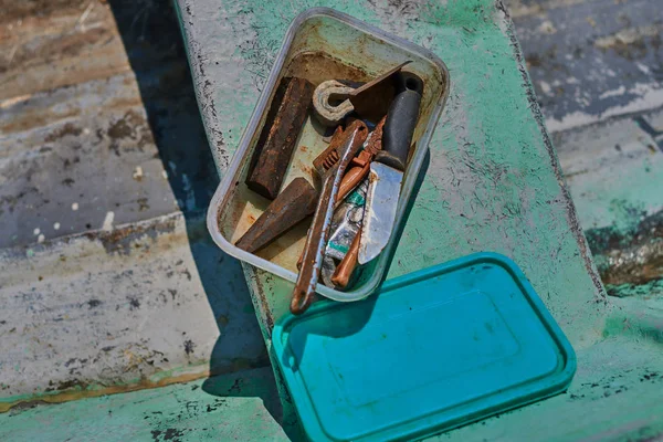 工具箱中的旧生锈工具 带有多个工具的脏工具箱 老式生锈的工具工具箱在船上 老式背景下的手工工具的脏套 工具和扳手 — 图库照片