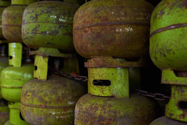 Stack Gamla Rostiga Och Slitna Gasflaskor Många Farliga Gas Cylinder — Stockfoto