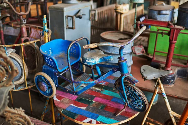 Triciclo Niños Viejos Varios Objetos Vintage Venta Mercadillo Interior Vista — Foto de Stock