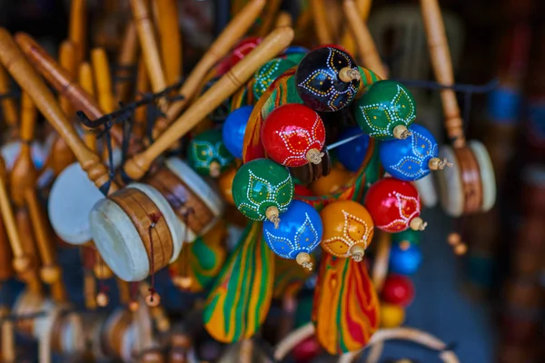 Σουβενίρ Πολύχρωμο Φόντο Παραδοσιακό Μεξικάνικο Μαράκες Χειροποίητο Φωτεινά Πολύχρωμα Μοτίβο — Φωτογραφία Αρχείου