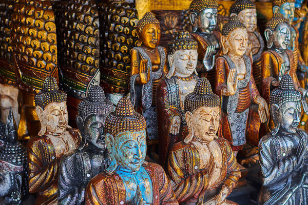 Типичный сувенирный магазин, продающий сувениры и ремесла Бали на знаменитом рынке Убуд, Индонезия. Балийский рынок. Сувениры из дерева и ремесел местных жителей. Деревянные статуи из дерева
.