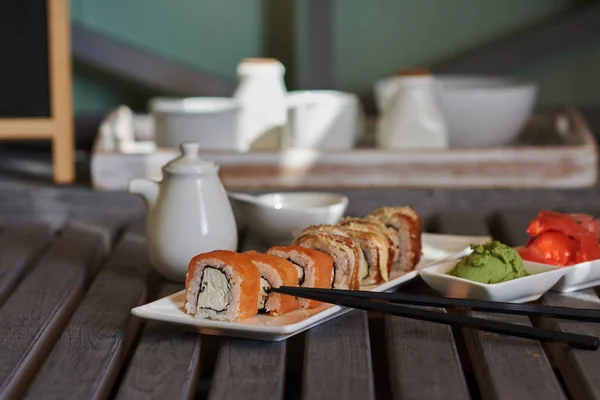 Rollos Con Salmón Queso Servido Jengibre Wasabi Deliciosa Comida Tradicional — Foto de Stock