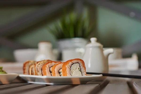 Rollos Con Salmón Queso Servido Jengibre Wasabi Deliciosa Comida Tradicional — Foto de Stock