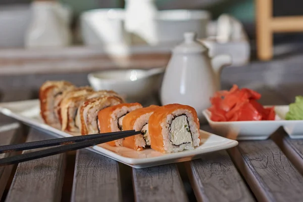 Rollos Con Salmón Queso Servido Jengibre Wasabi Deliciosa Comida Tradicional — Foto de Stock