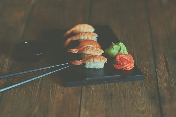 Set Sashimi Están Una Tabla Madera Negro Set Sushi Con — Foto de Stock