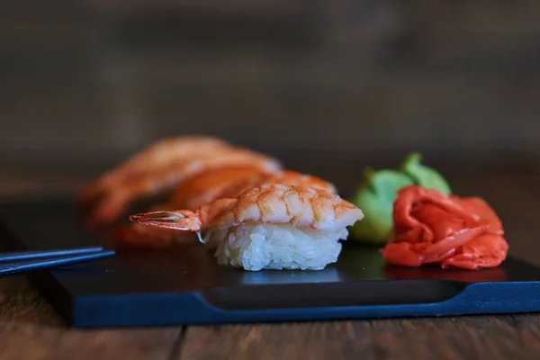 Comida Tradicional Japonesa Primer Plano Sushi Sashimi Con Gambas Salsa — Foto de Stock