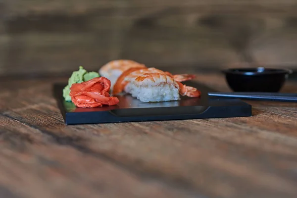 Set Sashimi Están Una Tabla Madera Negro Set Sushi Con — Foto de Stock