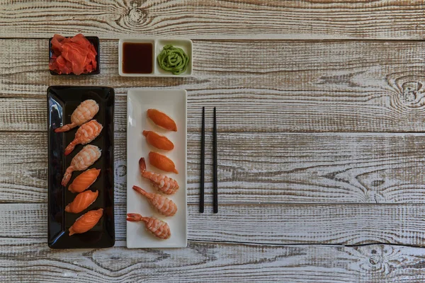 Sashimi Plato Blanco Negro Diferentes Tipos Rollos Palillos Salsa Soja — Foto de Stock