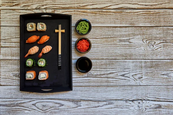 Set Completo Sushi Con Diferentes Tipos Rollos Palillos Salsa Soja — Foto de Stock