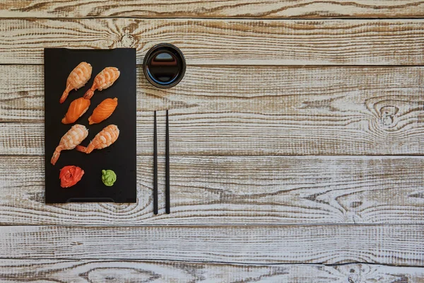 Set Completo Sushi Con Diferentes Tipos Rollos Sashimi Palillos Salsa — Foto de Stock