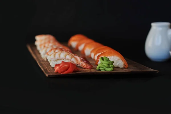 Set Sushi Con Salmón Gambas Sopas Soja Wasabi Jengibre Sobre — Foto de Stock