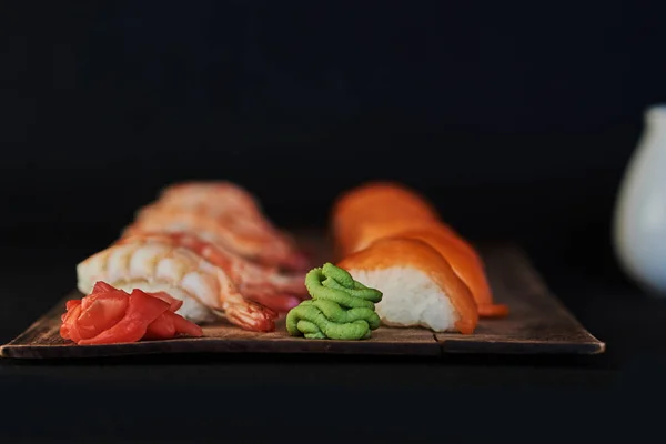 Set Sushi Sashimi Servido Plato Madera Sashimi Con Salmón Anguila — Foto de Stock