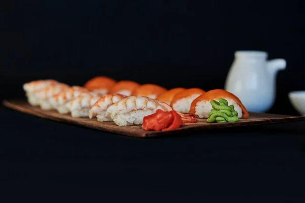 Set Sushi Con Salmón Gambas Sopas Soja Wasabi Jengibre Sobre — Foto de Stock