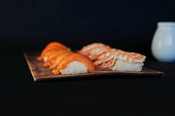 Set Sushi Con Salmón Gambas Sopas Soja Wasabi Jengibre Sobre — Foto de Stock