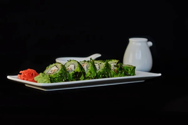 Set Sushi Rollos Sushi Porcelana Blanca Con Palillos Salsa Soja — Foto de Stock