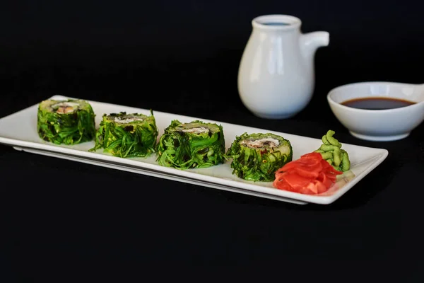 寿司卷寿司配虾 奶油芝士 日本料理 健康的甘蓝和鳄梨寿司卷用筷子 在黑暗背景下的寿司 芥末和姜 — 图库照片