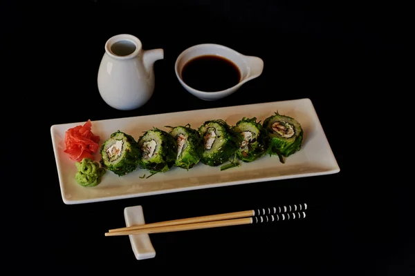 Primer Plano Sushi Sashimi Con Palillos Soja Restaurante Comida Japonesa — Foto de Stock