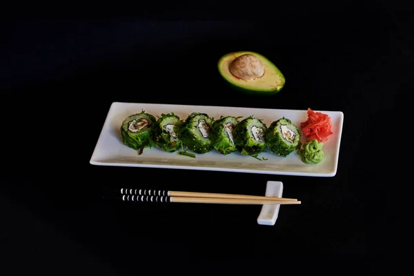 Jídlo Sushi Pozadí Zblízka Sashimi Sushi Hůlkami Sóji Japonské Jídlo — Stock fotografie