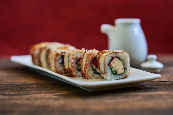 Rollos Con Anguila Ahumada Caviar Ternera Queso Servido Jengibre Wasabi — Foto de Stock