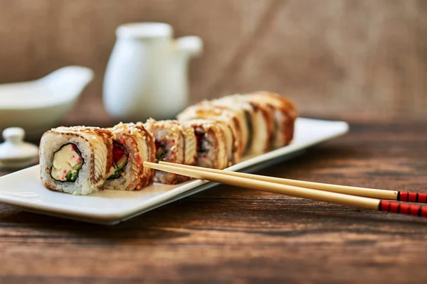 Rollos Con Anguila Ahumada Caviar Ternera Queso Servido Jengibre Wasabi — Foto de Stock