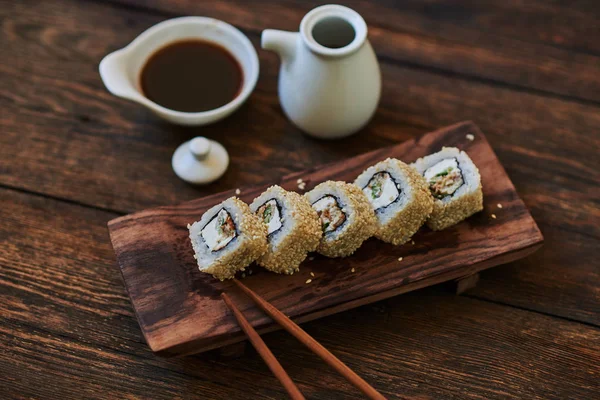 Fondo Sushi Comida Primer Plano Sushi Sashimi Con Palillos Soja — Foto de Stock