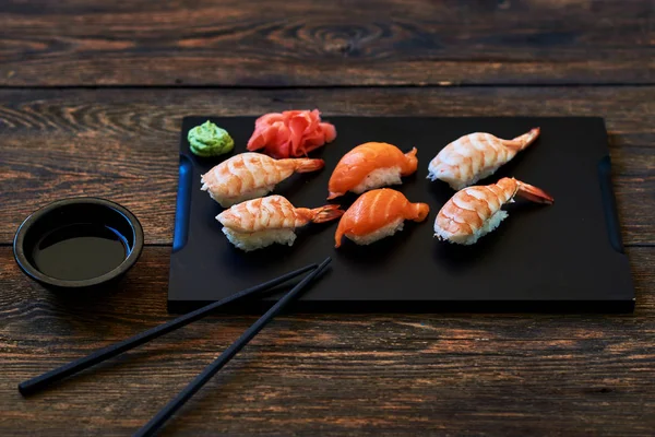 Fondo Sushi Comida Primer Plano Sushi Sashimi Con Palillos Soja — Foto de Stock
